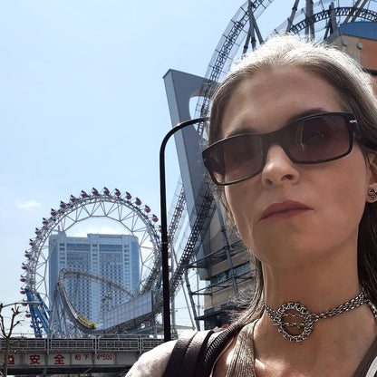 This lariat necklace can even be styled as a choker. Shown here with the the large spiked ring centered on the throat, the matching spiked ball drapes to the side. The Big O Ferris wheel in Tokyo Dome City, for which the necklace is named, is visible in the background. 
