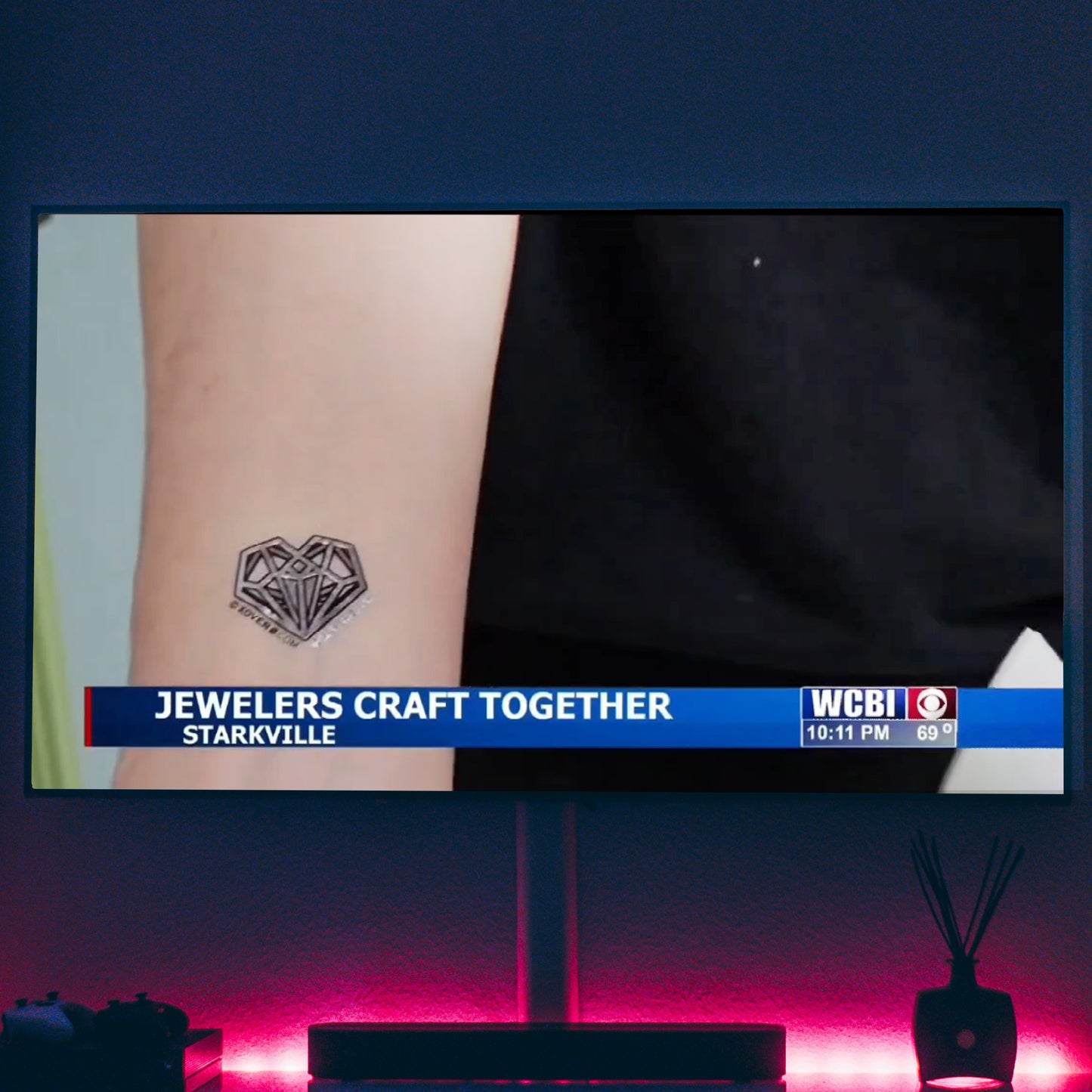 WCBI News story on Xover0 jewelry. This shot shows the Geoheart temporary tattoo based on the necklace Joey King wore in Netflix's Uglies. 